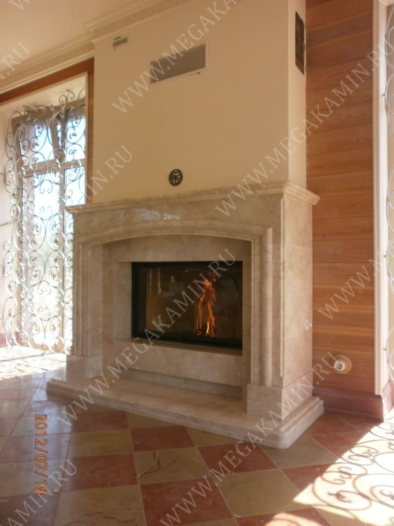 16. Камин с мраморным порталом топка "SCHMID"