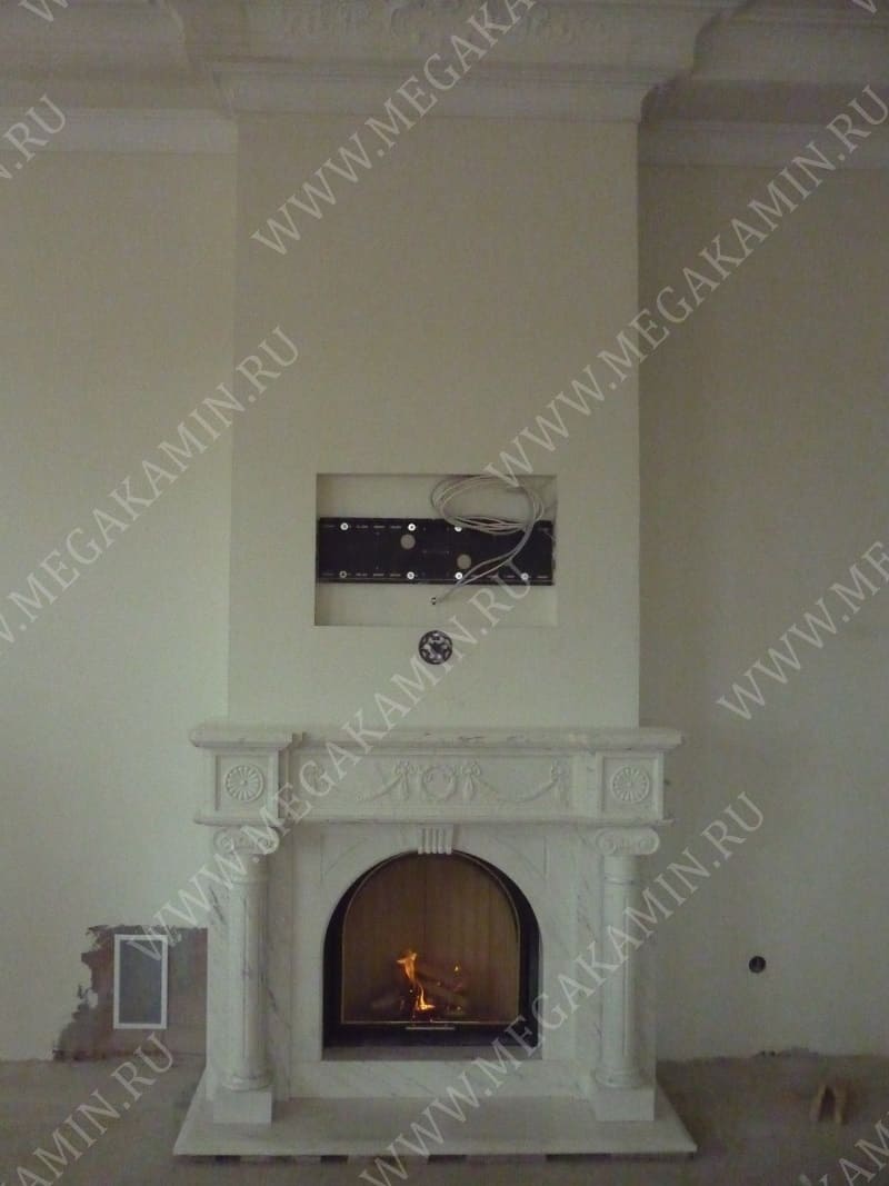 18. Пристенный камин с мраморным порталом топка "SPARTHERM"