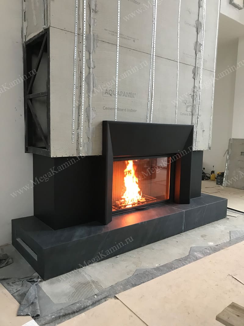 15. Камин с порталом из металла топка "PIAZZETTA"