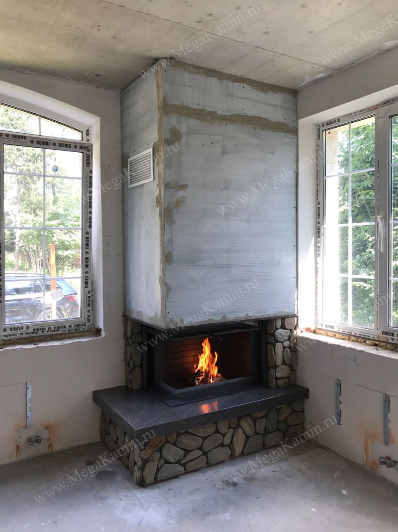 17. Камин пристенно-угловой галтованный песчаник топка "АСТОВ"