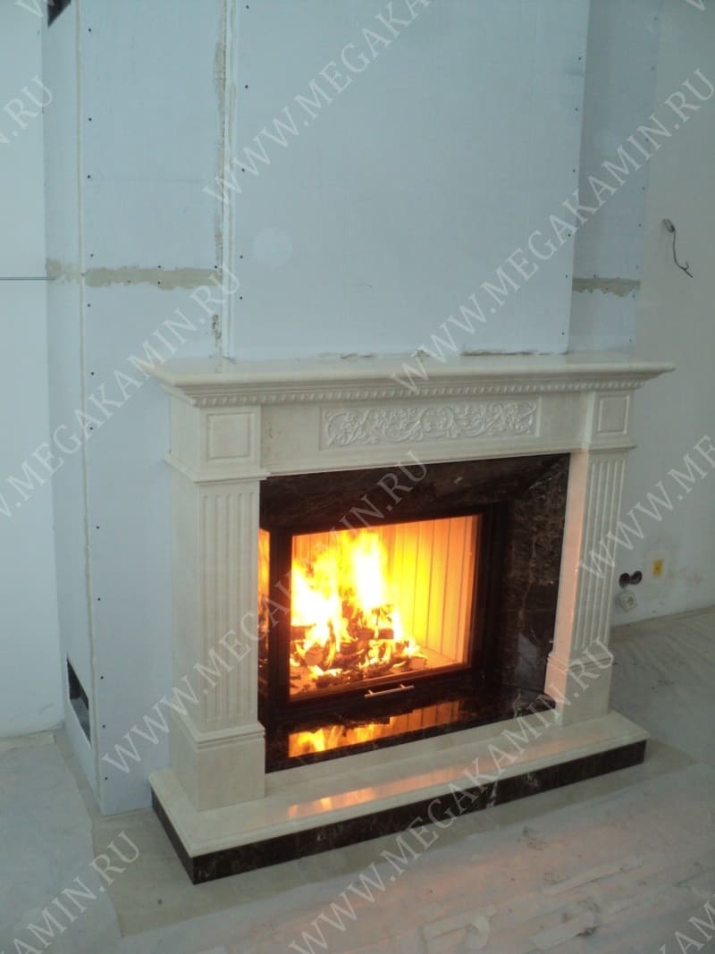 29. Камин с мраморным порталом топка "SPARTHERM"
