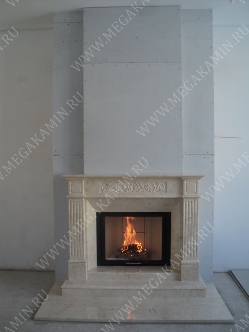 28. Камин с мраморным порталом топка "SPARTHERM"