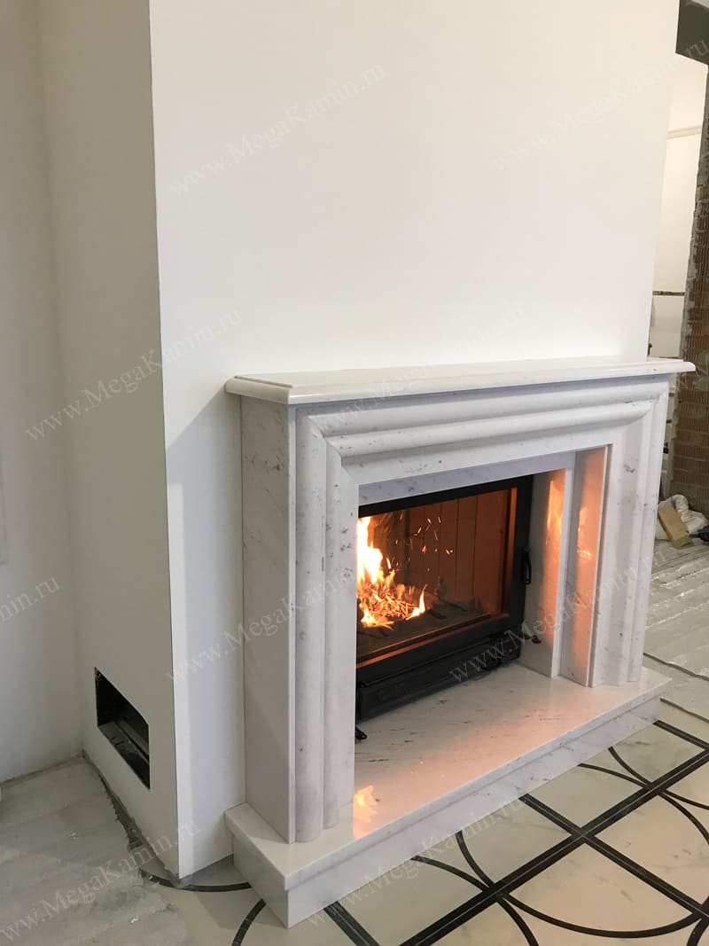 44. Пристенный камин с мраморным порталом топка "SUPRA"